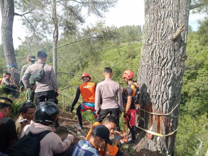 korban_kecelakaan_yang_jatuh_ke_sungai_siponot_akhirnya_ditemukan