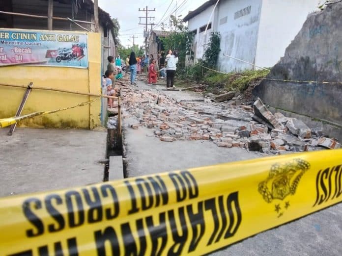 korban_luka_yang_tertimpa_tembok_tak_bisa_berdiri_tapi_sudah_pulang_dari_rsup_ham