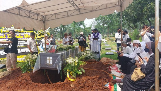 korban_mutilasi_di_bekasi_dimakamkan_satu_liang_dengan_anaknya