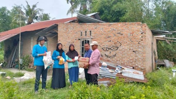 korban_puting_beliung_di_desa_paluh_sibaji_pantai_labu_terima_bantuan_dari_kades