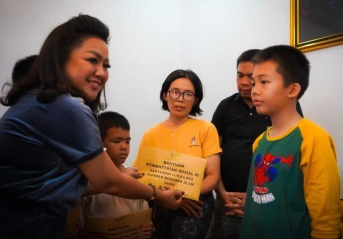 korban_tanah_longsor_di_adian_koting_terima_bantuan_dari_pemkab_taput