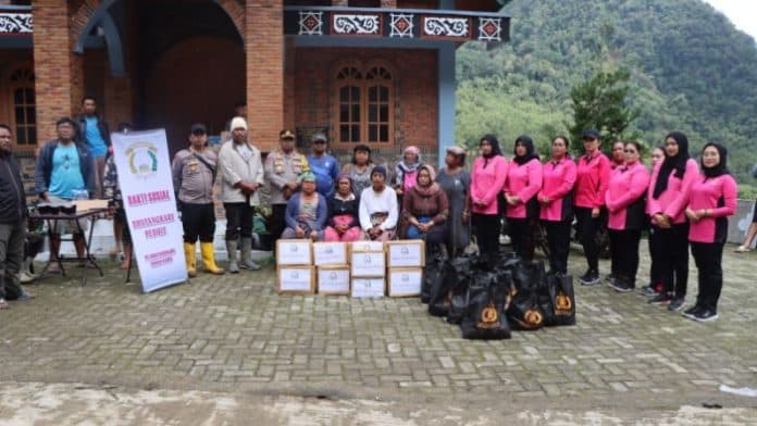 korban_tanah_longsor_di_karo_dapat_bantuan_sembako