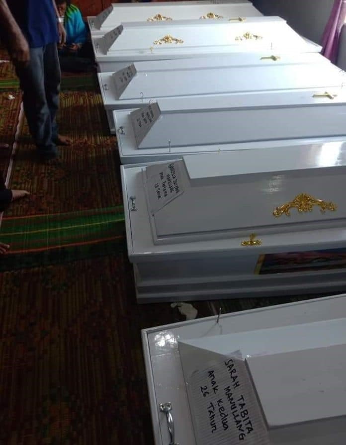 korban_tertabrak_kereta_api_dibawa_6_ambulans_menuju_dolok_sanggul