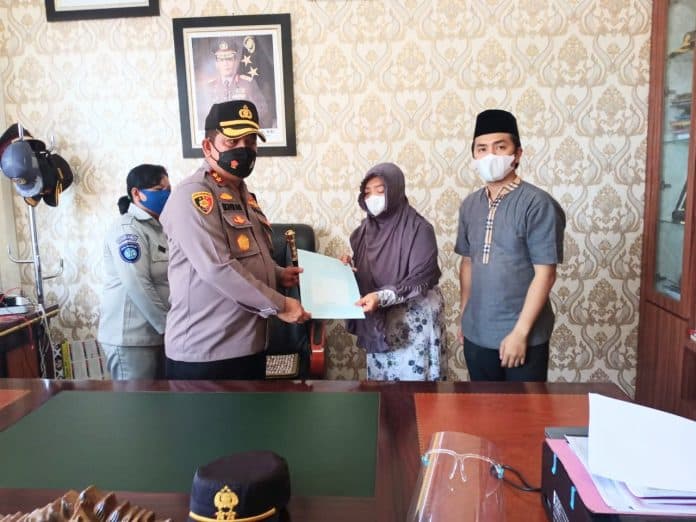 korban_tewas_laka_lantas_ahli_waris_briptu_dwi_jaya_ardiansyah_terima_santunan_jasa_raharja