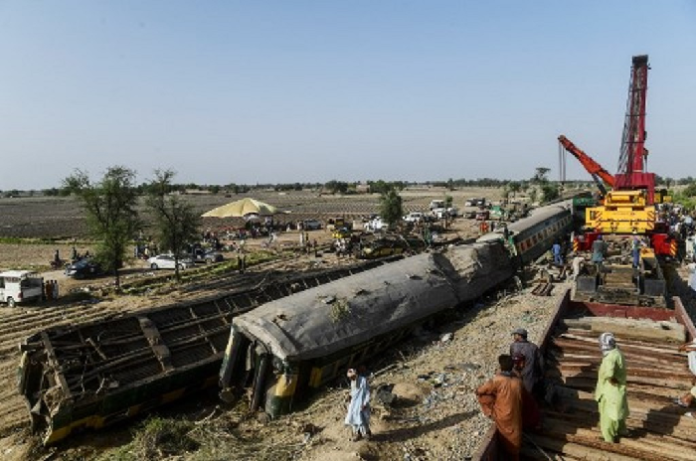 korban_tewas_tabrakan_ka_di_pakistan_bertambah_jadi_63_orang