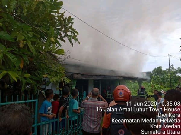 korsleting_listrik_2_rumah_terbakar_di_helvetia_medan