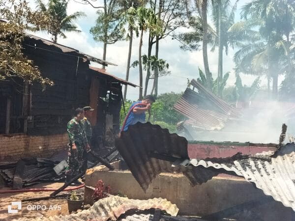 korsleting_listrik_2_rumah_warga_di_bangun_purba_hangus_terbakar