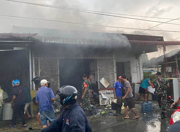 korsleting_listrik_grosir_milik_martinus_silitonga_di_tanjung_morawa_hangus_terbakar
