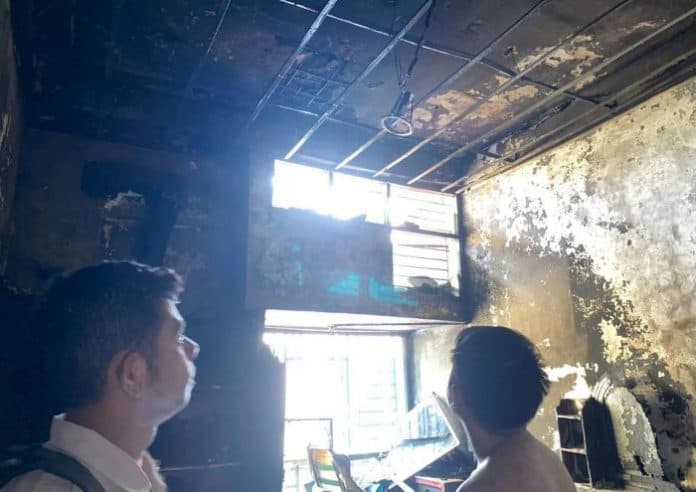 korsleting_listrik_kamar_ruko_di_danau_singkarak_medan_terbakar