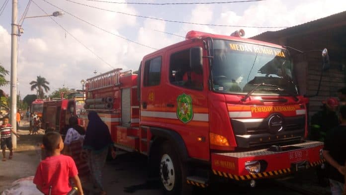 korsleting_listrik_pabrik_pembuatan_roti_dan_bandrek_terbakar