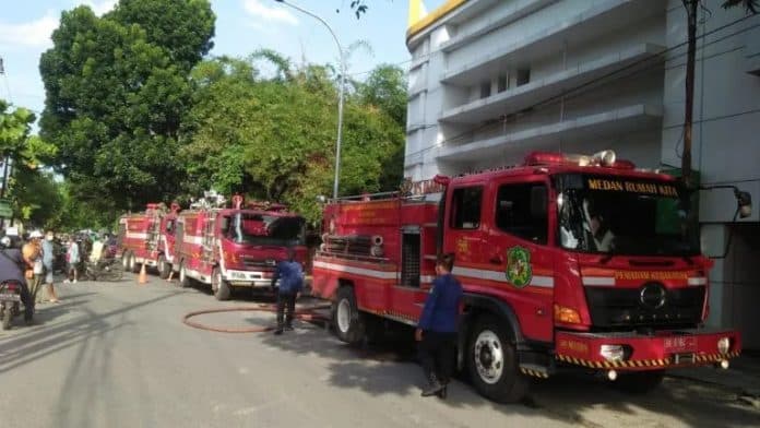 korsleting_listrik_rumah_sakit_mata_77_di_medan_terbakar
