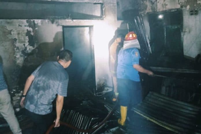 korsleting_listrik_rumah_warga_di_galang_deli_serdang_ludes_terbakar