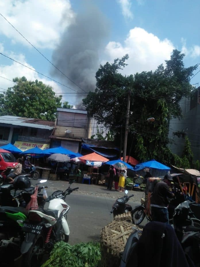 korsleting_listrik_satu_rumah_di_jalan_akik_sukaramai_terbakar