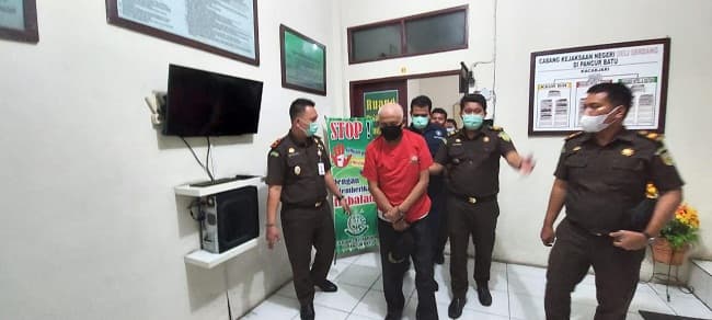 korupsi_rp300_juta_kades_salabulan_dan_bendahara_ditahan_jaksa