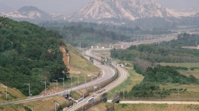 korut_ledakkan_jalan_perbatasan_korsel_balas_dengan_tembakan