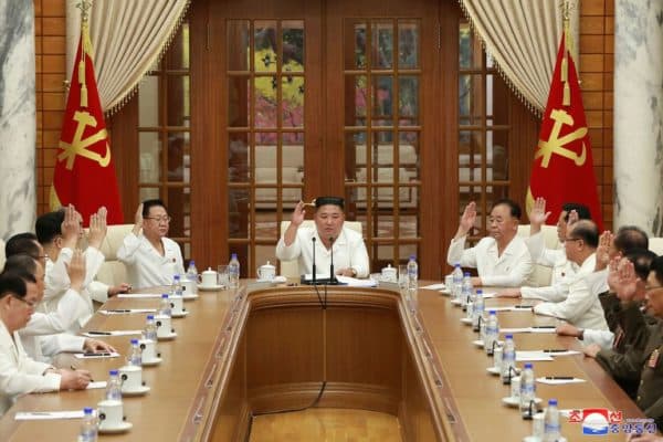 korut_merilis_foto_baru_kim_jong_un_yang_diisukan_koma
