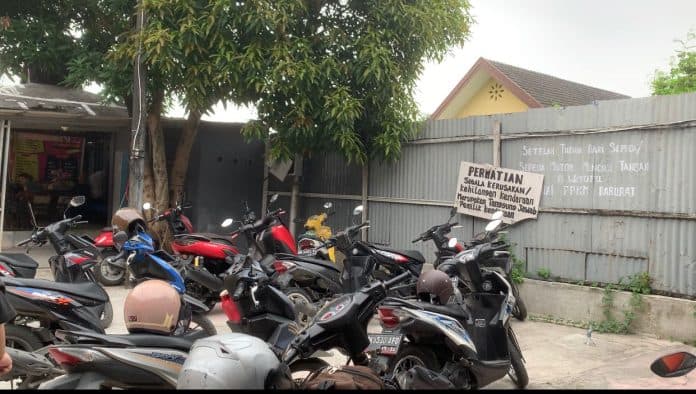 kos_dijaga_sekuriti_empat_pria_curi_2_sepeda_motor