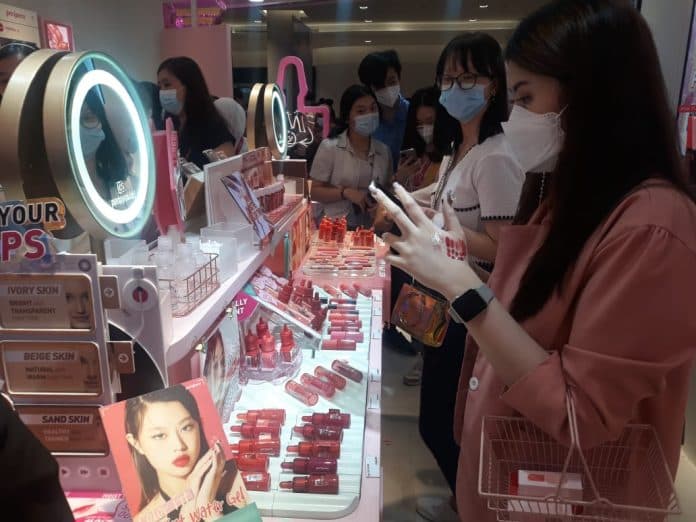 kosmetik_asal_korea_sasar_perempuan_muda_medan