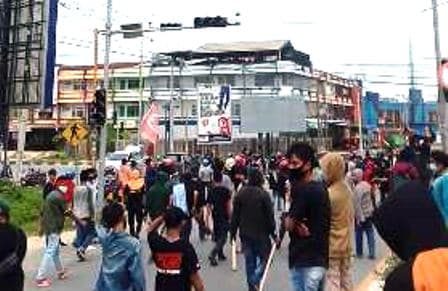kota_kendari_ricuh_ratusan_massa_turun_ke_jalan_bawa_sajam_ini_videonya