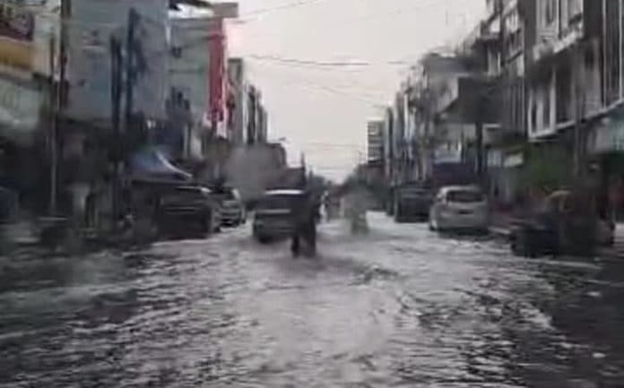 kota_lubuk_pakam_peraih_16_piala_adipura_terendam_banjir