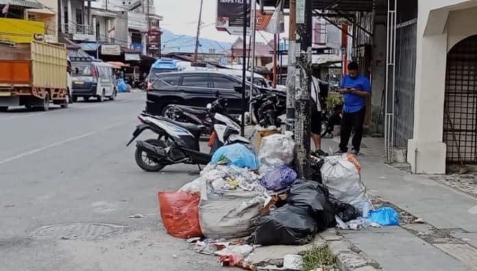 kota_wisata_parapat_tercemar_sampah_bau_menyengat_ganggu_pengunjung