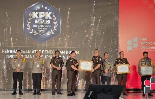 kpk_anugerahkan_penghargaan_penyelesaian_penanganan_korupsi_terbaik_kepada_kejati_sumut