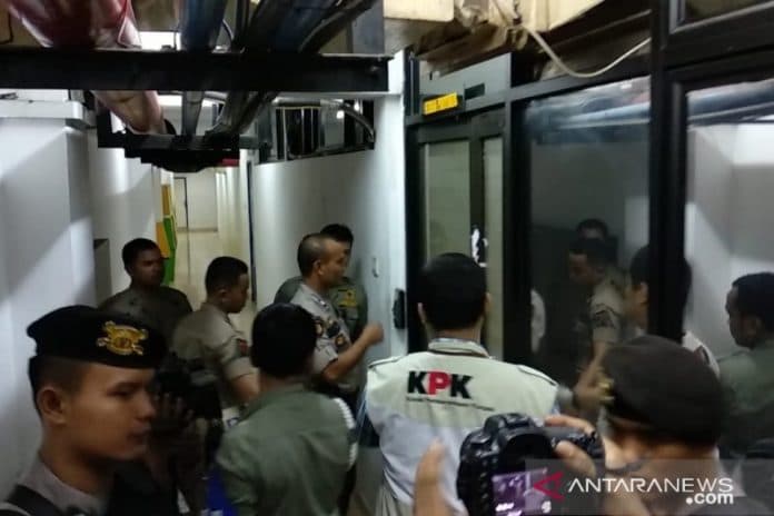 kpk_buka_segel_dan_geledah_kantor_wali_kota_medan