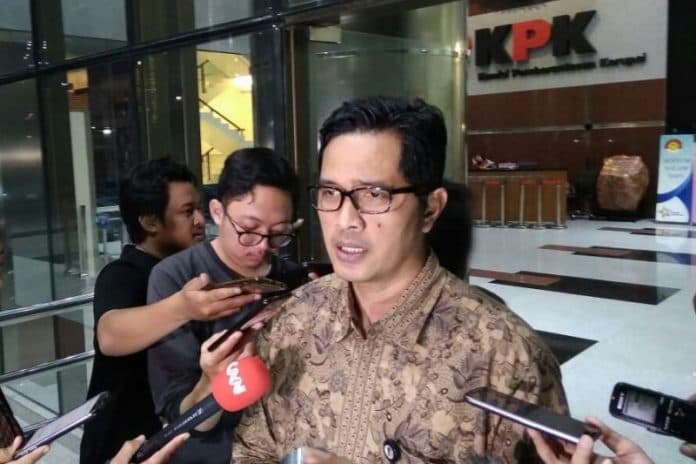 kpk_dua_pegawai_bpk_kembalikan_uang_rp700_juta