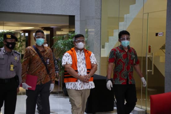 kpk_perpanjang_penahanan_bupati_labura_kharuddinsyah_sitorus