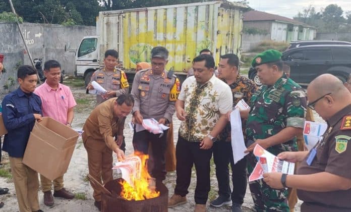kpu_dairi_dan_forkopimda_musnahkan_surat_suara_yang_rusak_di_13_tps
