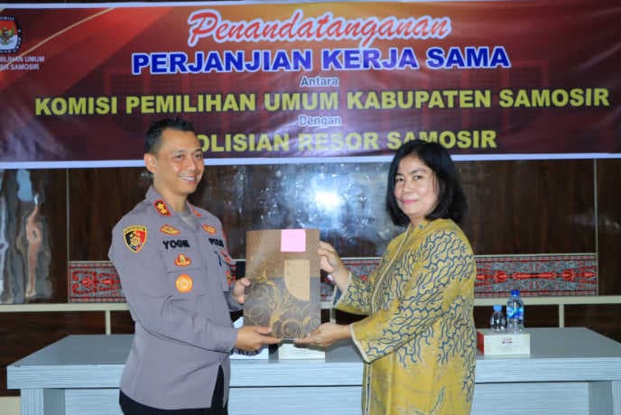 kpu_dan_polres_samosir_tanda_tangani_perjanjian_kerja_sama
