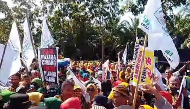 kpu_deli_serdang_kembali_didatangi_massa_yang_minta_pilkada_diulang