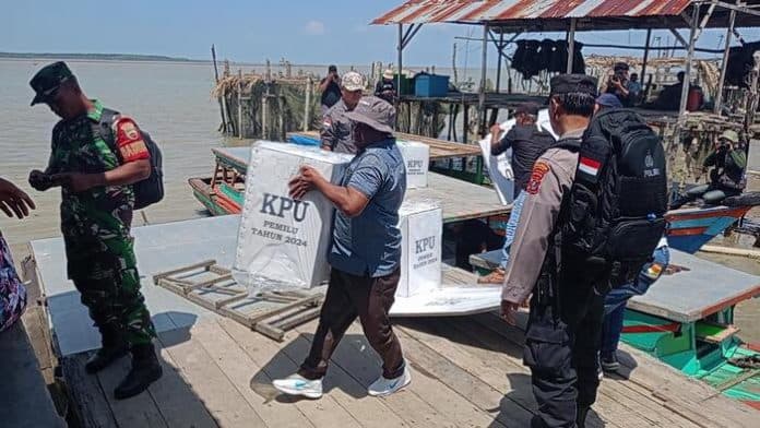 kpu_langkat_distribusikan_logistik_pemilu_keempat_desa_di_pulau_terluar