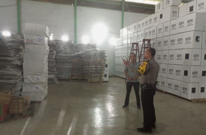 kpu_sergai_terima_surat_suara_personel_polres_sergai_cek_gudang_logistik