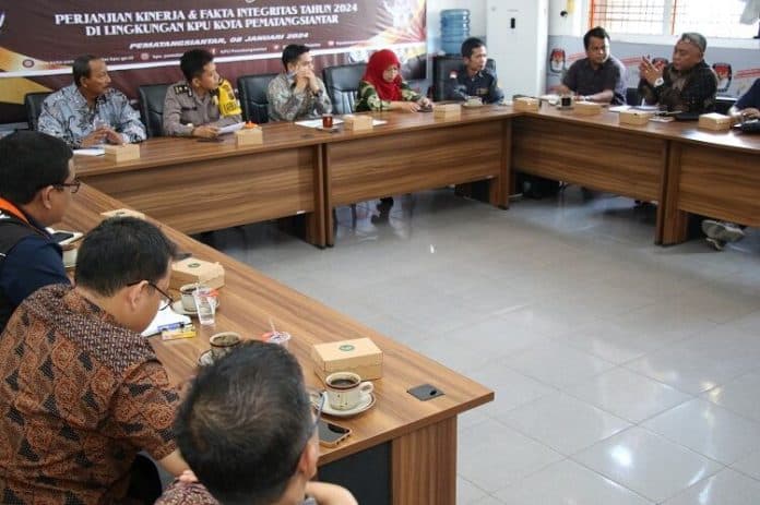kpu_siantar_distribusikan_logistik_serentak_di_h_2_pemilu