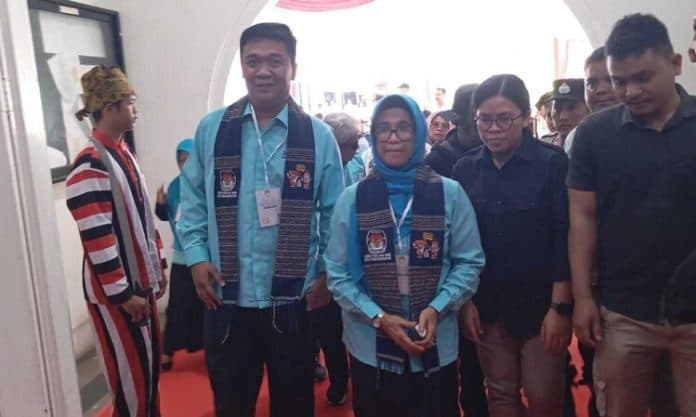 kpu_siantar_terima_berkas_pencalonan_susanti_ronald