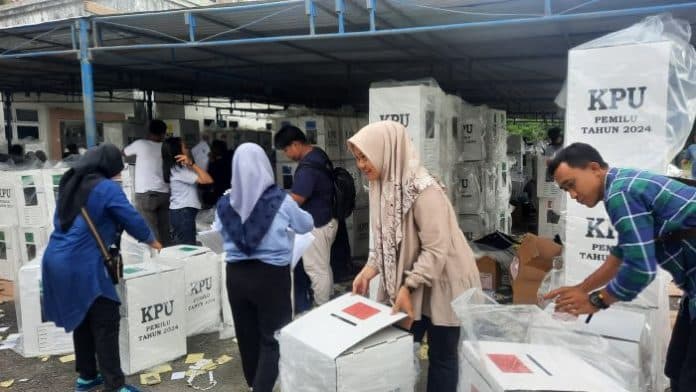 kpu_simalungun_akan_distribusikan_logistik_pemilu_di_6_desa_gunakan_kapal_motor