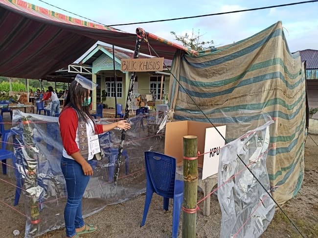 kpu_simalungun_fasilitasi_bilik_khusus_bagi_pemilih_bersuhu_tubuh_di_atas_normal