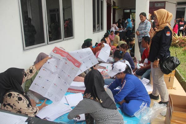 kpu_simalungun_lanjutkan_pelipatan_surat_suara_pemilu_2024