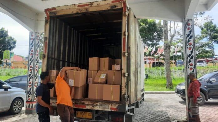 kpu_simalungun_terima_logistik_surat_suara_pemilihan_bupati_dan_gubernur
