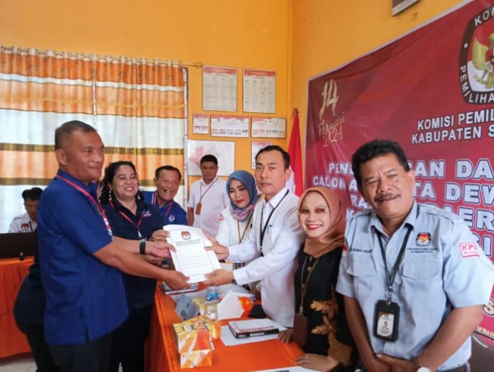 kpu_simalungun_terima_pendaftaran_bacaleg_dari_nasdem