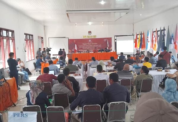 kpu_simalungun_tunda_rekapitulasi_suara_2_kecamatan