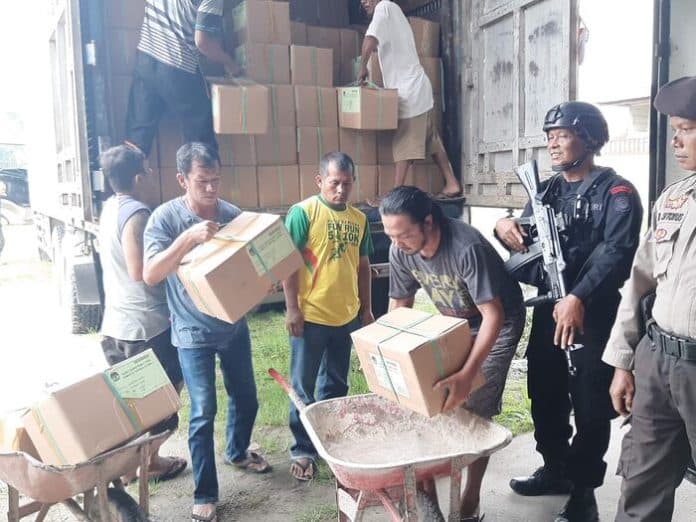kpu_taput_terima_kertas_surat_suara_calon_legislatif