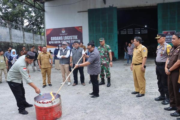kpu_tebing_tinggi_distribusikan_logistik_pemilu_dan_musnahkan_surat_suara_lebih