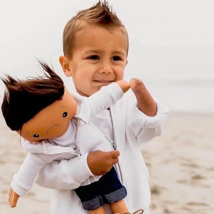 kreasi_boneka_yang_sangat_mirip_untuk_anak_dengan_perbedaan_fisik