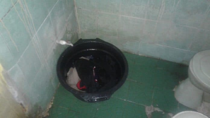 krisis_air_pelanggan_pdam_tirtanadi_lembur_tampung_air