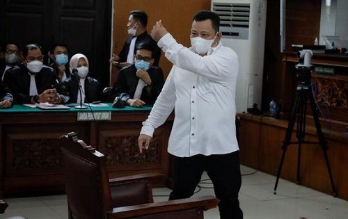 kuat_maruf_beri_simbol_cinta_ke_pengunjung_sebelum_sidang_vonis