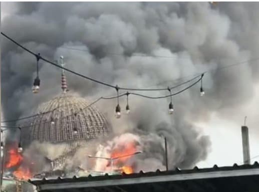 kubah_masjid_jakarta_islamic_center_terbakar_dan_ambruk