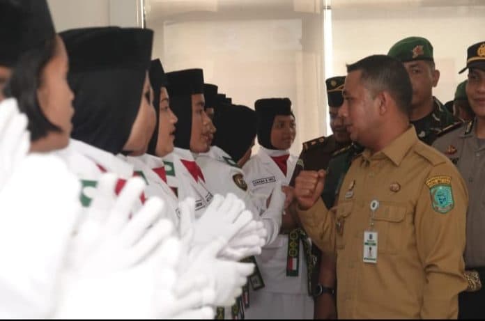 kukuhkan_paskibraka_bupati_paluta_berharap_generasi_muda_pewaris_nilai_luhur_perjuangan