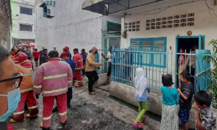 kulkas_terbakar_akibat_korsleting_listrik_nyaris_hanguskan_rumah_di_pematangsiantar